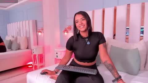 Snapshot of regina_noctixx chatting on 05/29/26, 01:31 Regina online show from 05/29/26, 01:31
