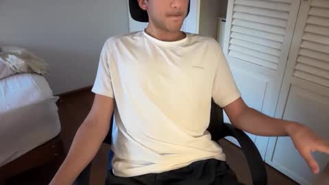 Snapshot of regularboy20 chatting on 10/31/25, 12:17 regularboy20 online show from 10/31/25, 12:17