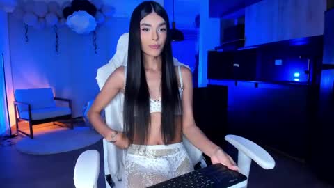 Snapshot of reichel_gray chatting on 06/08/26, 05:30 REICHEL online show from 06/08/26, 05:30