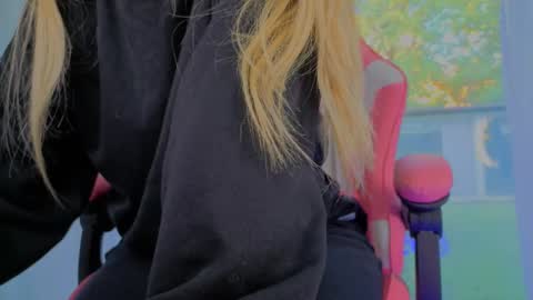 reina cummings online show from 09/28/25, 05:46