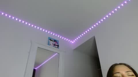 reina_reina online show from 09/27/25, 12:04