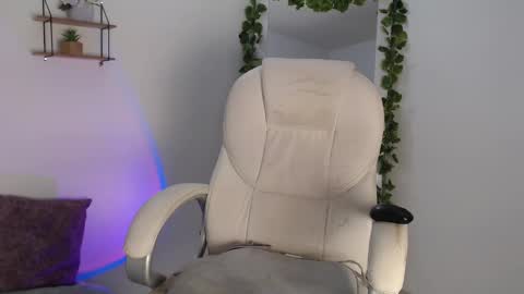 Erika online show from 12/11/24, 03:02