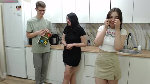 Renae Tom online show from 12/04/24, 05:55