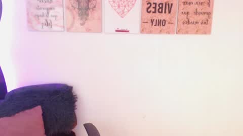 Snapshot of renata_ruiz chatting on 12/05/24, 04:42    online show from 12/05/24, 04:42