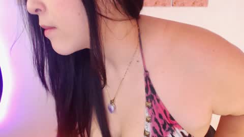 Snapshot of renata_ruiz chatting on 01/19/25, 04:12    online show from 01/19/25, 04:12