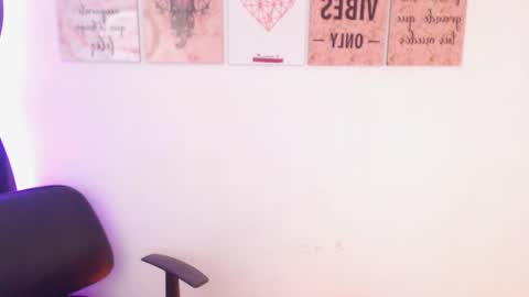 Snapshot of renata_ruiz chatting on 02/21/25, 03:23    online show from 02/21/25, 03:23