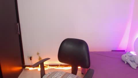 Snapshot of renata_ruiz chatting on 10/17/25, 03:42    online show from 10/17/25, 03:42