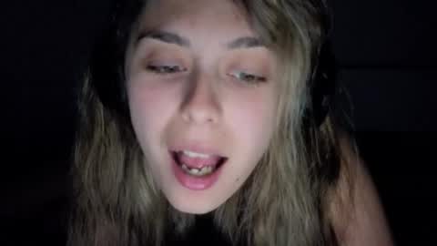 Snapshot of renee_loah chatting on 05/14/26, 11:22 renee_loah online show from 05/14/26, 11:22