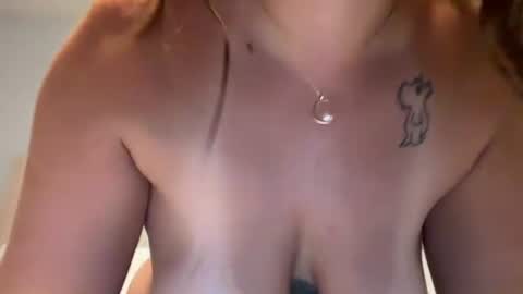 Snapshot of renimoonxo chatting on 06/24/26, 10:25 renimoonxo online show from 06/24/26, 10:25