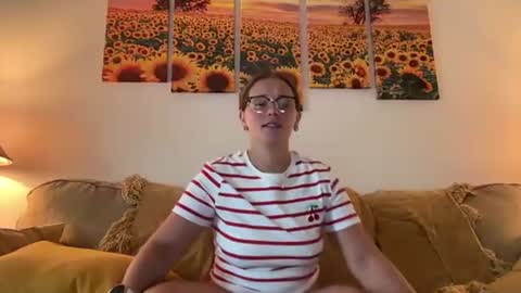 Snapshot of renimoonxo chatting on 07/04/26, 12:44 renimoonxo online show from 07/04/26, 12:44