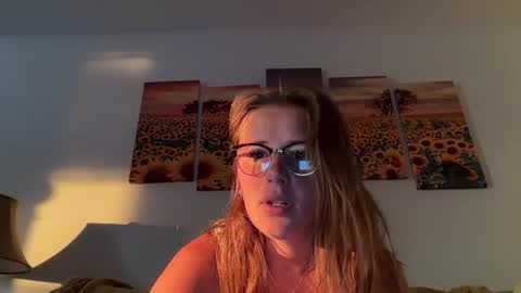 Snapshot of renimoonxo chatting on 07/10/26, 10:40 renimoonxo online show from 07/10/26, 10:40