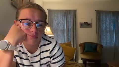 Snapshot of renimoonxo chatting on 07/17/26, 10:33 renimoonxo online show from 07/17/26, 10:33