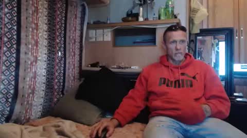 Snapshot of retro834 chatting on 04/05/26, 10:18 Rhett online show from 04/05/26, 10:18