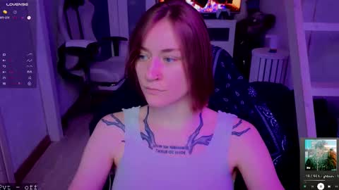 Snapshot of retromarie chatting on 11/12/25, 02:01 Rie online show from 11/12/25, 02:01