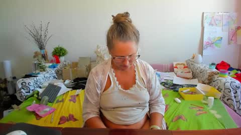 Anna - not anna - right Anna  online show from 09/25/25, 12:31