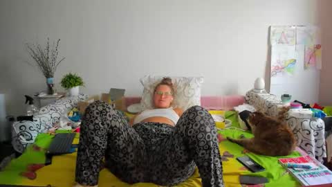 Anna - not anna - right Anna  online show from 10/10/25, 12:04