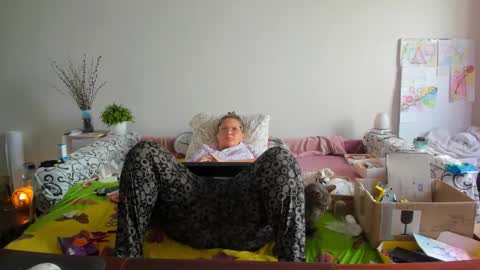 Anna - not anna - right Anna  online show from 10/24/25, 07:27