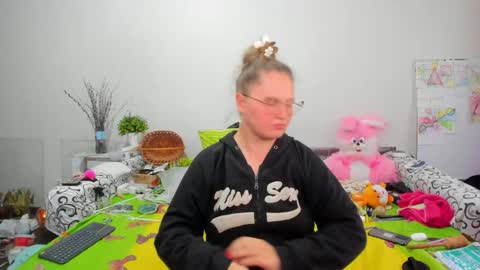 Anna - not anna - right Anna  online show from 04/26/26, 12:14