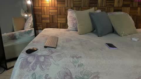 Sara online show from 09/15/25, 10:04