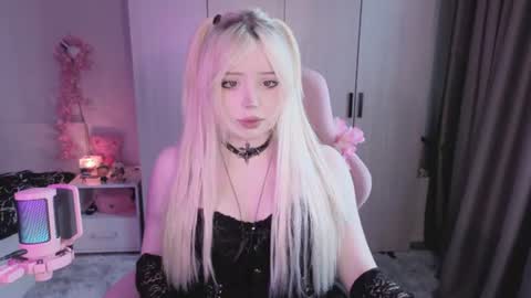Snapshot of riley_vice chatting on 06/25/26, 07:35 Sofia online show from 06/25/26, 07:35