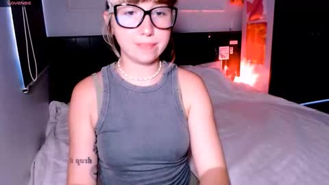 Snapshot of riri_rich chatting on 09/29/25, 04:28 Rita online show from 09/29/25, 04:28