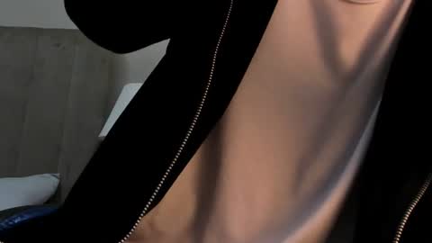 Snapshot of roan_birkin chatting on 06/22/26, 07:44 Roan Birkin online show from 06/22/26, 07:44