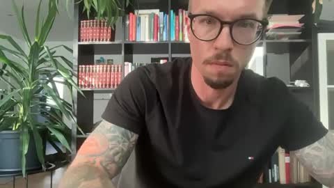 robert_x666 online show from 06/19/26, 05:39