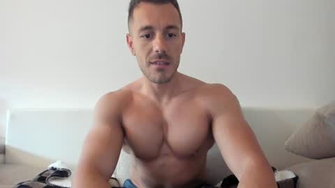 Snapshot of roberto4ever chatting on 06/25/26, 04:12 roberto4ever online show from 06/25/26, 04:12