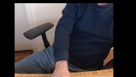 Snapshot of robidan6923 chatting on 01/17/25, 01:03 robidan6923 online show from 01/17/25, 01:03