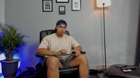 Snapshot of ronnie_canford chatting on 01/12/26, 04:56 RonnieCanford online show from 01/12/26, 04:56