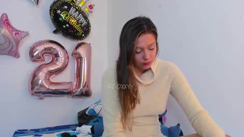 Snapshot of rooxxyy_ chatting on 01/06/25, 03:20    online show from 01/06/25, 03:20