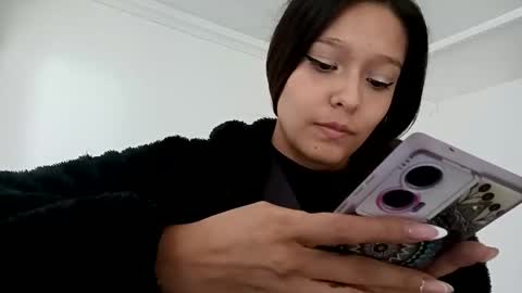 Snapshot of rooxxyy_ chatting on 09/20/25, 05:25    online show from 09/20/25, 05:25