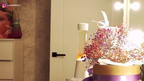 Snapshot of rosaliefetish chatting on 12/14/25, 05:35 Rosalie online show from 12/14/25, 05:35