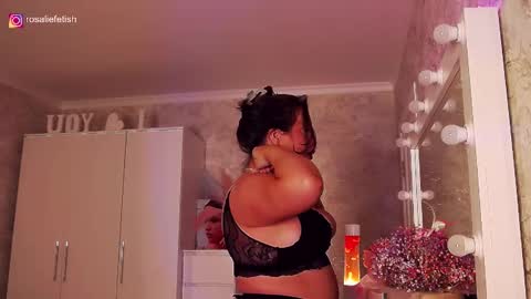 Snapshot of rosaliefetish chatting on 12/16/25, 01:10 Rosalie online show from 12/16/25, 01:10