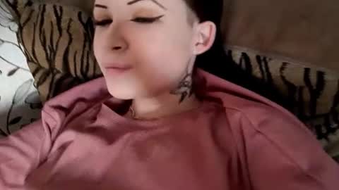 Alicia online show from 10/18/25, 07:42