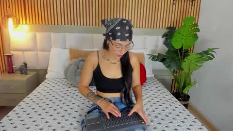 roseaurora online show from 10/19/25, 01:23