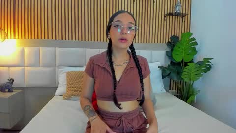 roseaurora online show from 11/11/25, 12:49