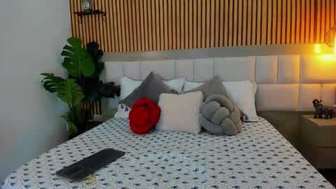 roseaurora online show from 11/18/25, 12:53