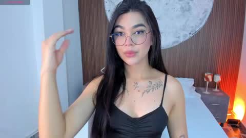 Snapshot of rosecassie chatting on 05/23/26, 01:04 Rose online show from 05/23/26, 01:04