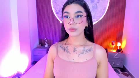 Snapshot of rosecassie chatting on 05/27/26, 01:19 Rose online show from 05/27/26, 01:19
