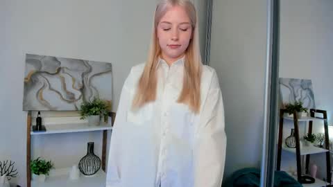 Snapshot of rosiothomer chatting on 05/26/26, 04:19 Donya online show from 05/26/26, 04:19