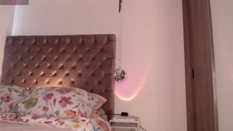 Rouss marie henao  online show from 02/09/26, 01:26