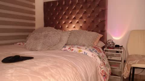 Rouss marie henao  online show from 04/14/26, 12:05