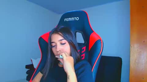 rousse_violet online show from 12/01/25, 08:58