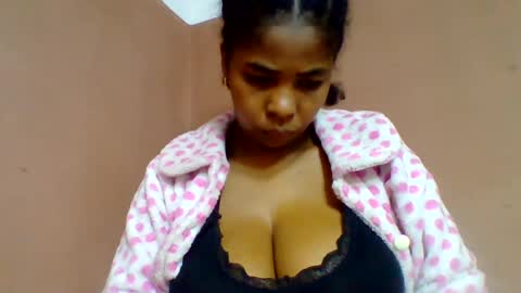 Snapshot of rovaelyah chatting on 07/14/26, 02:05 rovaelyah online show from 07/14/26, 02:05