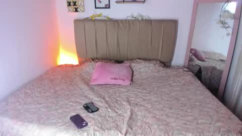 Snapshot of roxan_ne chatting on 10/31/25, 08:15 Roxx online show from 10/31/25, 08:15