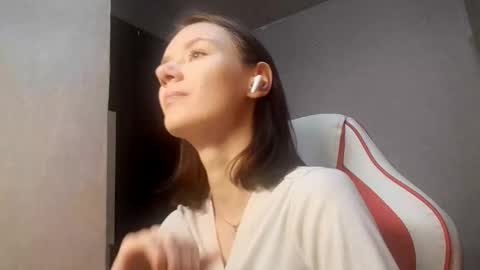 Snapshot of roxanavukovich chatting on 10/23/25, 04:28 Mia online show from 10/23/25, 04:28