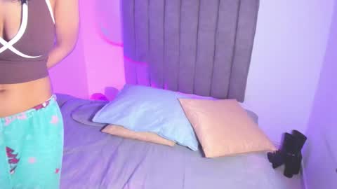 Roxane online show from 12/17/25, 02:50