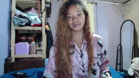Snapshot of roxanne_98 chatting on 05/06/26, 05:03 roxanne_98 online show from 05/06/26, 05:03