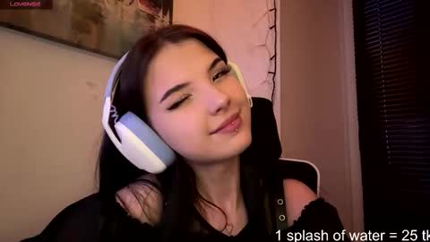 Snapshot of roxiepiurkowski chatting on 03/27/26, 03:12 Hana online show from 03/27/26, 03:12